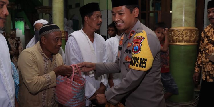 Wakapolres Ngawi Berbagi Bantuan Kemanusiaan untuk Negeri di Ramadan Berkah
