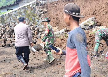 Pasca Tanah Longsor, TNI-Polri Bersinergi Bersihkan Sisa Material Longsor di Desa Genting Gunung Sukorejo