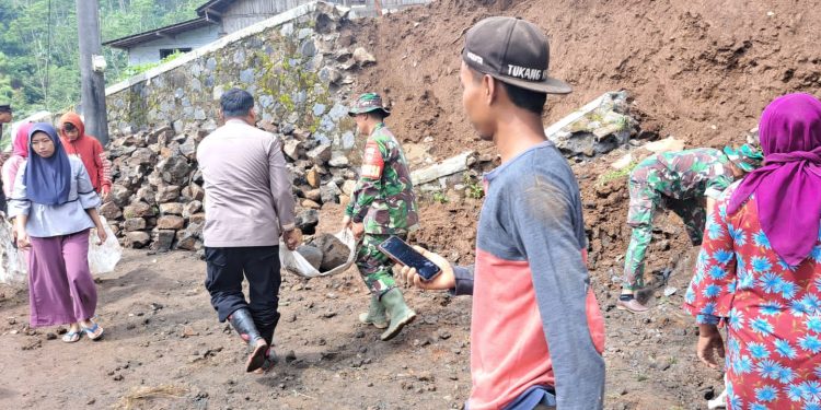 Pasca Tanah Longsor, TNI-Polri Bersinergi Bersihkan Sisa Material Longsor di Desa Genting Gunung Sukorejo