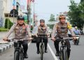 Sambil Pantau Kamtibmas Melalui Patroli Sepeda, Kapolres Blitar Kota Berikan Bantuan Sosial