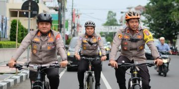 Sambil Pantau Kamtibmas Melalui Patroli Sepeda, Kapolres Blitar Kota Berikan Bantuan Sosial