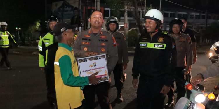 Jelang Sahur, Kapolres Ngawi Bagikan Bantuan Kemanusiaan untuk Kaum Duafa
