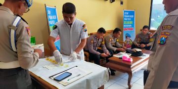 Propam Polres Ngawi Cek Urine Personil
