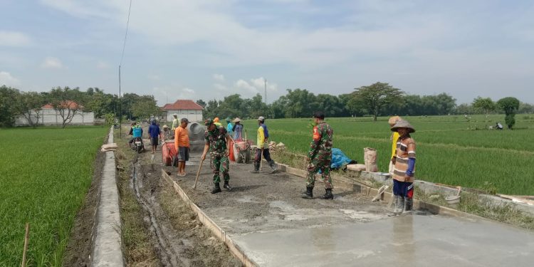 Babinsa Koramil 0812/24 Sukorame, kerja bakti Pengecoran Jalan bersama warga.