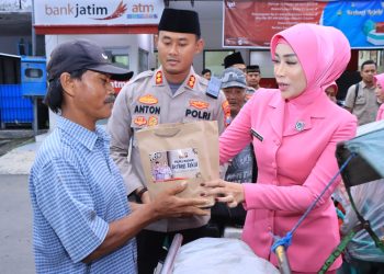Bagikan Takjil Gratis, Kapolres Madiun : Meskipun Sedikit tapi Semoga dapat Meringankan