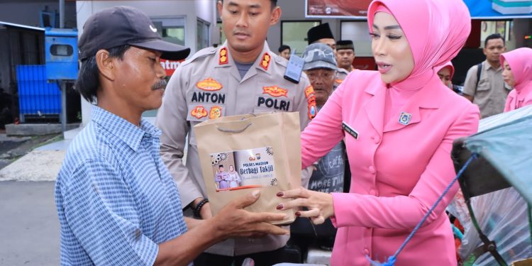 Bagikan Takjil Gratis, Kapolres Madiun : Meskipun Sedikit tapi Semoga dapat Meringankan