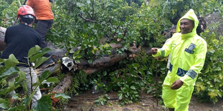 Kapolsek Ngawi Sigap dan Tanggap Bantu Warga Dampak Bencana