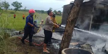 Polsek Karangjati Bantu Padamkan Kebakaran di Warung Soto