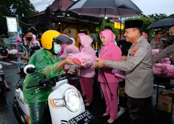 Polres Blitar Kota Dan Bhayangkari Bagi Takjil kepada Warga yang Melintas di Depan Mapolres