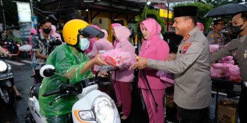 Polres Blitar Kota Dan Bhayangkari Bagi Takjil kepada Warga yang Melintas di Depan Mapolres