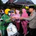 Polres Blitar Kota Dan Bhayangkari Bagi Takjil kepada Warga yang Melintas di Depan Mapolres