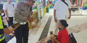 Polisi Tebar Kurma di Terminal Kertonegoro Ngawi