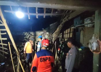 Sigap Polisi Ngawi Atasi Banjir di Kedunggalar