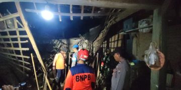 Sigap Polisi Ngawi Atasi Banjir di Kedunggalar