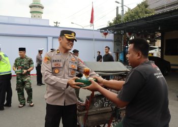 Berbagi Berkah Ramadhan, Polres Kendal Bagikan 500 Nasi Box Kepada Pengguna Jalan