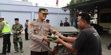 Berbagi Berkah Ramadhan, Polres Kendal Bagikan 500 Nasi Box Kepada Pengguna Jalan