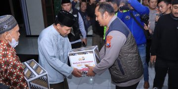 Kini, Giliran Marbot Masjid Terima Paket Sembako dari Kapolres dan Bupati Ngawi