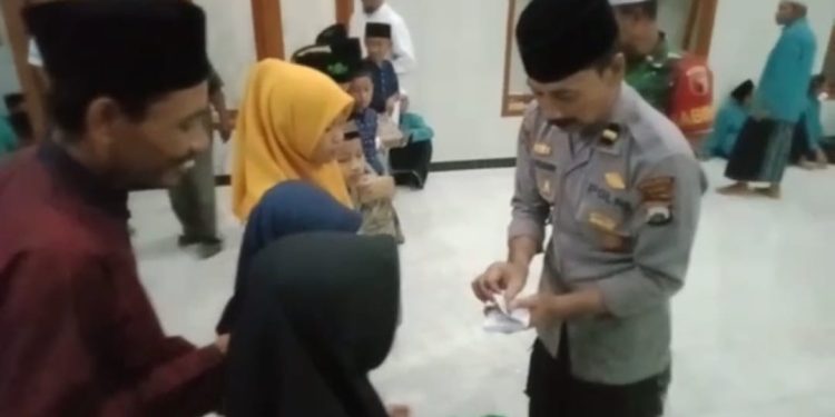 Peduli Anak Yatim di Ngawi, Polsubsektor Kasreman Beri Santunan