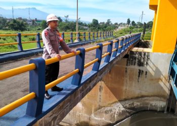 *HUJAN DERAS MENGGUYUR KABUPATEN GARUT, SAT BRIMOB POLDA JABAR PATROLI KE BENDUNGAN*