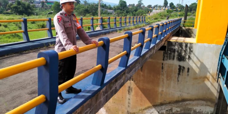 *HUJAN DERAS MENGGUYUR KABUPATEN GARUT, SAT BRIMOB POLDA JABAR PATROLI KE BENDUNGAN*