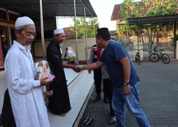 Jelang Berbuka, Polres Ngawi Tebar Kurma di Beberapa Masjid