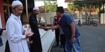 Jelang Berbuka, Polres Ngawi Tebar Kurma di Beberapa Masjid