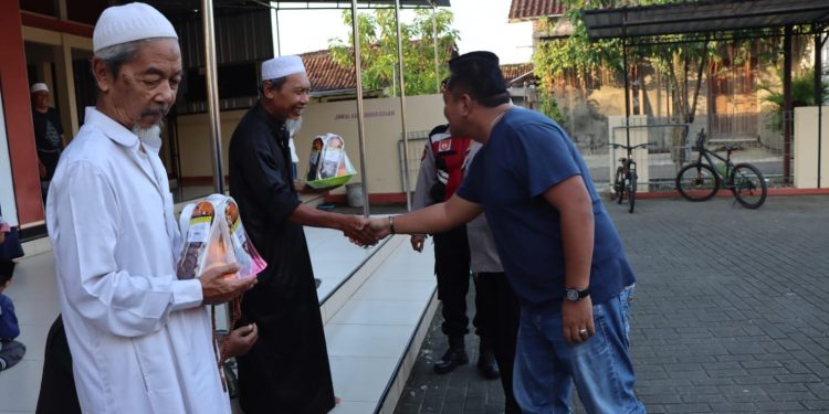 Jelang Berbuka, Polres Ngawi Tebar Kurma di Beberapa Masjid