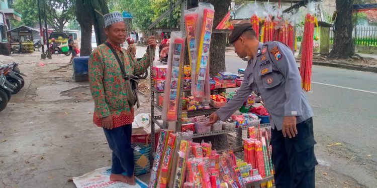Polres Ngawi Gencar Imbau Penjual Petasan demi Keamanan Warga