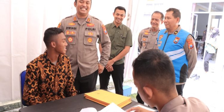 Pegang Teguh Prinsip BETAH, Kapolres Ngawi Tinjau Langsung Penerimaan Calon Polri