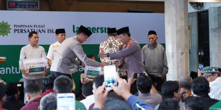 *KAPOLRI DISTRIBUSIKAN 30.000 BANTUAN PAKET SEMBAKO MELALUI PP PERSIS