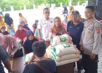 *Kabid Humas Polda Jabar : Polisi Monitoring Penyaluran Bantuan Beras Ketahanan Pangan ke 393 KPM di Desa Bantarsari*