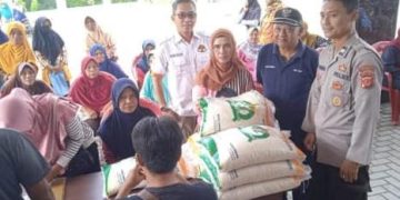 *Kabid Humas Polda Jabar : Polisi Monitoring Penyaluran Bantuan Beras Ketahanan Pangan ke 393 KPM di Desa Bantarsari*