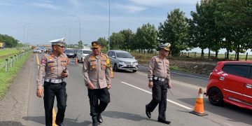 Kabid Humas Polda Jabar : Polisi Cek Arus Lalu Lintas Dan Perbaikan Jalan Di KM 152 – 166 Tol Cipali