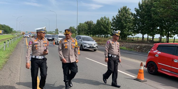 Kabid Humas Polda Jabar : Polisi Cek Arus Lalu Lintas Dan Perbaikan Jalan Di KM 152 – 166 Tol Cipali
