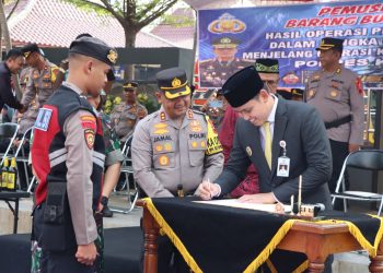 Polres Kendal Musnahkan 2.339 Botol Minuman Keras