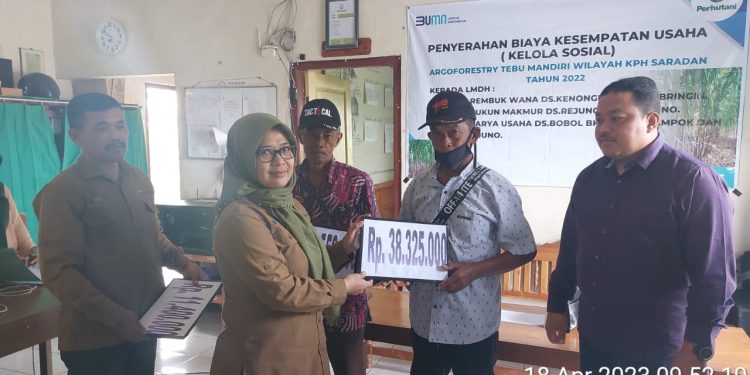 Perhutani Serahkan Dana Kelola Sosial Rp. 70,2 Juta Kepada LMDH di Ngawi
