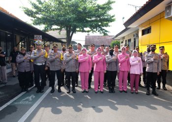 Polres Blitar kota Bagikan  Zakat Fitrah Sebanyak 1.527 KG Kepada Para Babinkamtibmas