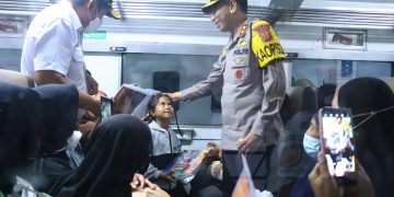 CEK KESIAPAN MUDIK, KAPOLDA JABAR TERJUN KE STASIUN KAI BANDUNG