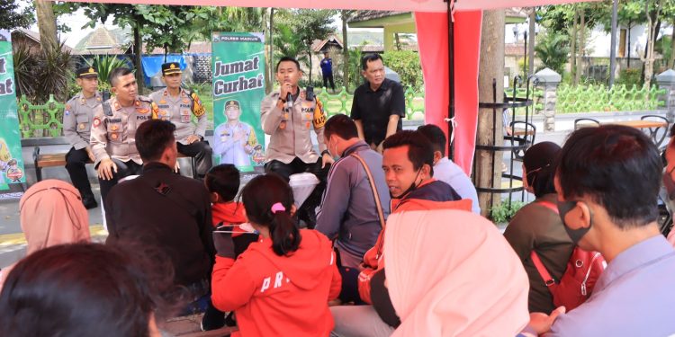 Jumat Curhat Bersama Pemudik”, Kapolres Madiun Ingatkan Pemudik Untuk Utamakan Keselamatan