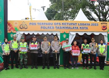 Kepedulian Kapolda Jawa Barat Berikan Tali Asih Kepada Personel Siaga, Saat Cek Pos Terpadu Letter U Gentong