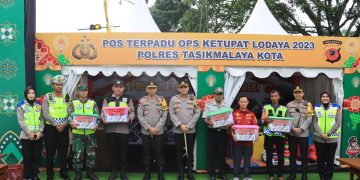 Kepedulian Kapolda Jawa Barat Berikan Tali Asih Kepada Personel Siaga, Saat Cek Pos Terpadu Letter U Gentong