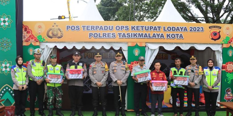 Kepedulian Kapolda Jawa Barat Berikan Tali Asih Kepada Personel Siaga, Saat Cek Pos Terpadu Letter U Gentong