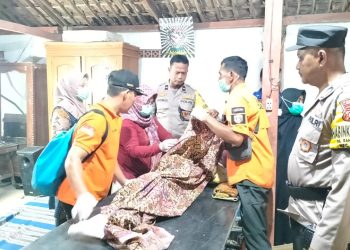 Bersama Instansi Terkait, Polsek Geneng Bantu Evakuasi Korban Tenggelam di Sungai