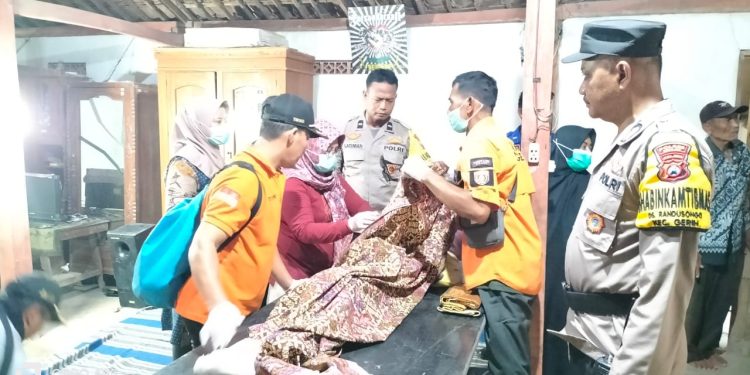 Bersama Instansi Terkait, Polsek Geneng Bantu Evakuasi Korban Tenggelam di Sungai