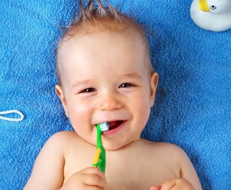 Mom, Ini Waktu yang Tepat Buat Buah Hati Mulai Menyikat Gigi