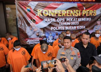 Polres Blitar Kota Gelar Konferensi Pers Suami Bu Kades Blitar, Pembuang Bayi di Tulungagung