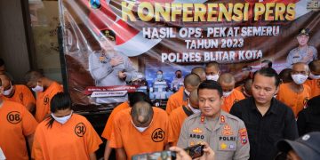 Polres Blitar Kota Gelar Konferensi Pers Suami Bu Kades Blitar, Pembuang Bayi di Tulungagung