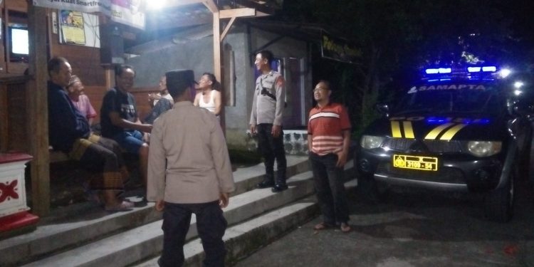 Polsek Padas Lakukan Pembinaan di Pos Kamling Jaga Keamanan Ngawi