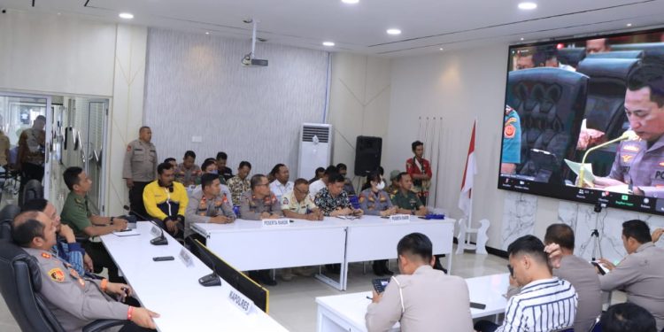 Kapolres Ngawi AKBP Dwiasi Wiyatputera S.H., S.I.K., M.H mengikuti Rakor Lintas Sektoral bersama Kapolri via zoom meeting pada Kamis, (06/04/2023)