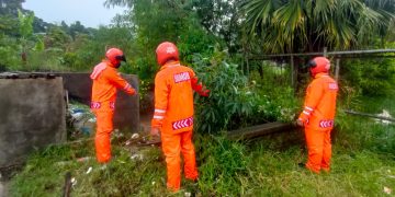 PENGECEKAN DEBIT AIR SUNGAI WILAYAH  LEMBANG  OLEH SAT BRIMOB POLDA JABAR ANTISIPASI BANJIR BANDANG